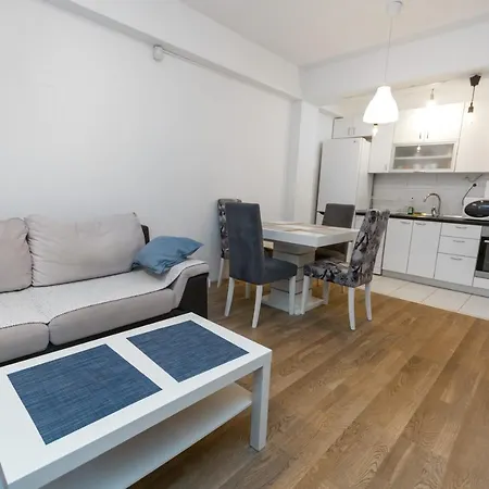 One Bedroom With Private Parking Апартаменти