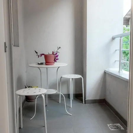 One Bedroom With Private Parking Апартаменти
